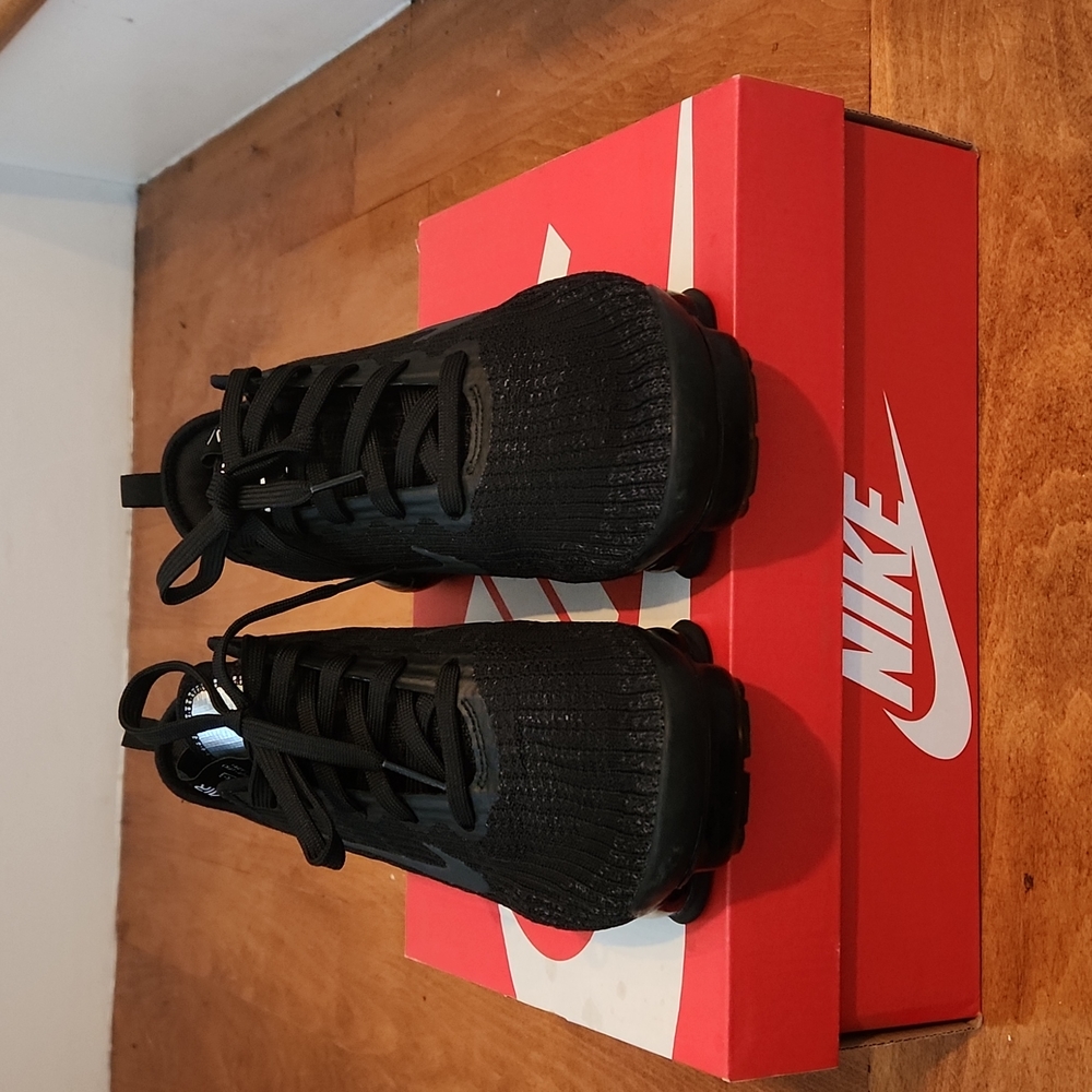 🖤Vapormax sneakers🖤 7 Youth, Women 8.5